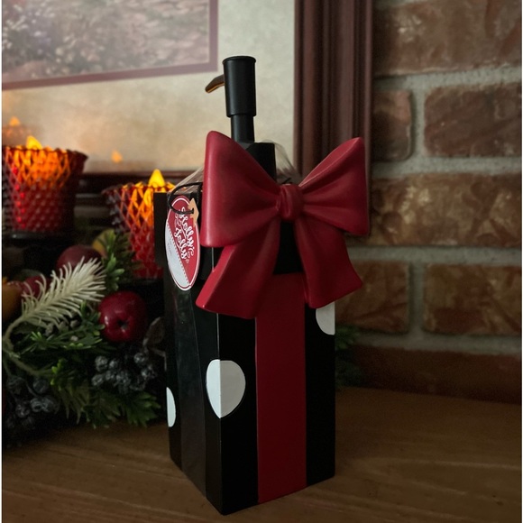 Holly Jolly Luxury Red Bow Gift
Soap Dispenser New - Picture 1 of 6